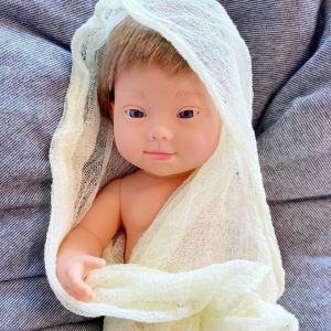 BAMBOLA 38CM – Trisomia 21 (maschio origini europee)