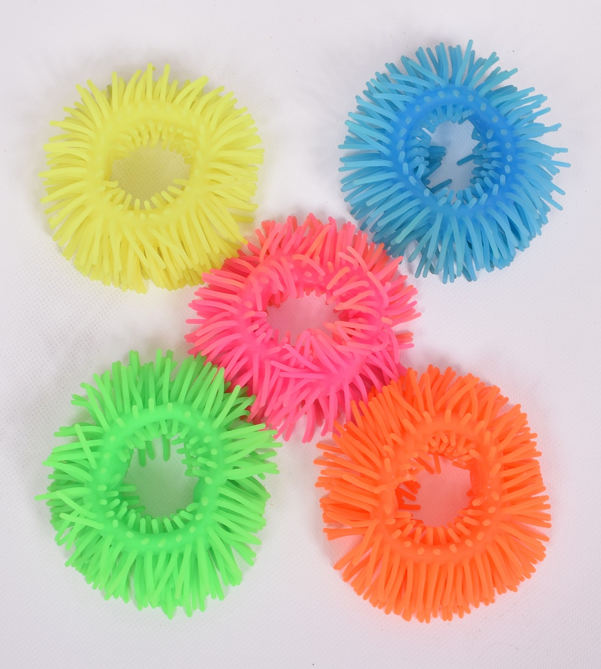 SET DI 5 BRACCIALI FLUFFY PER LUCE UV - immagine 4