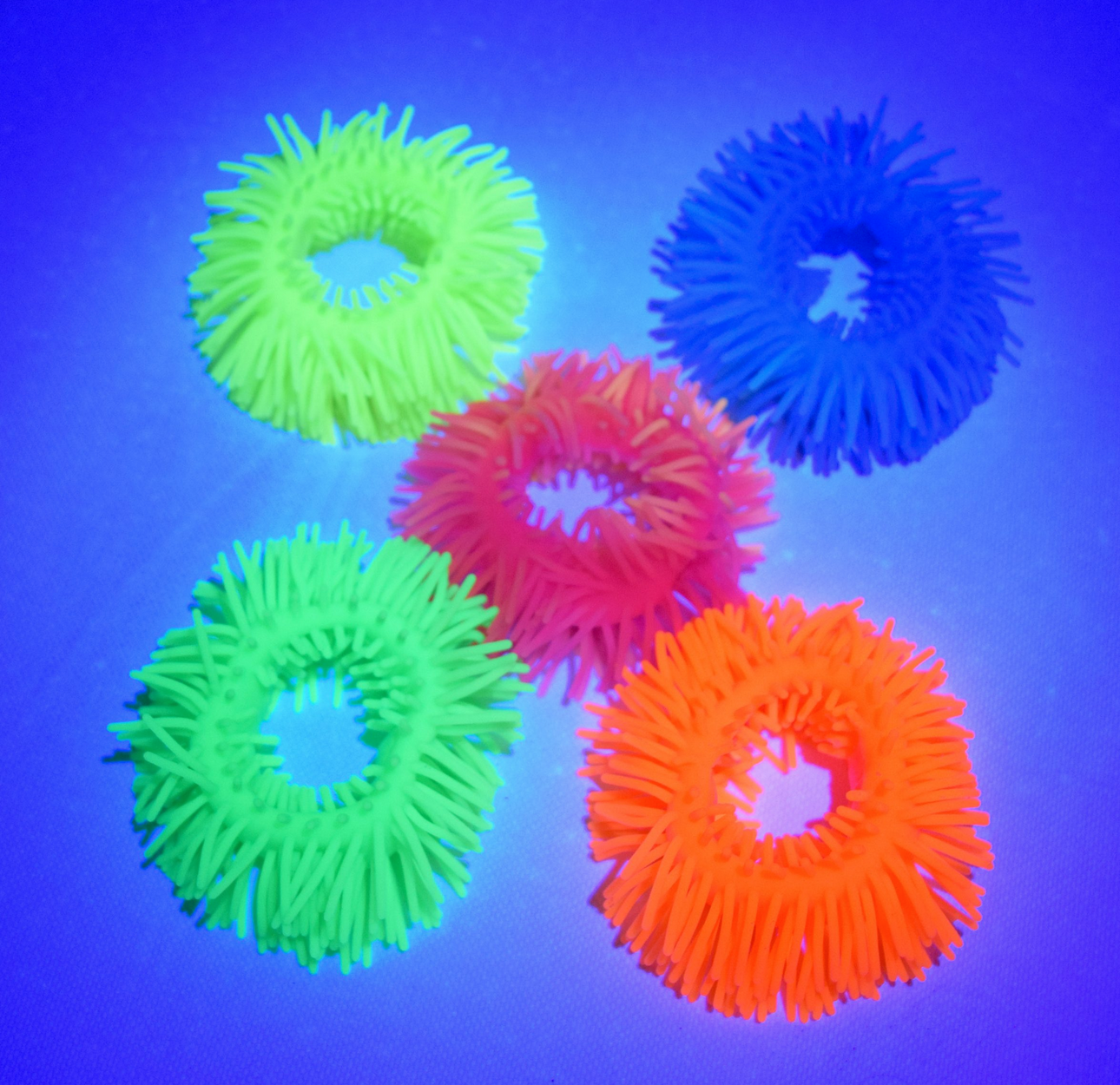 SET DI 5 BRACCIALI FLUFFY PER LUCE UV